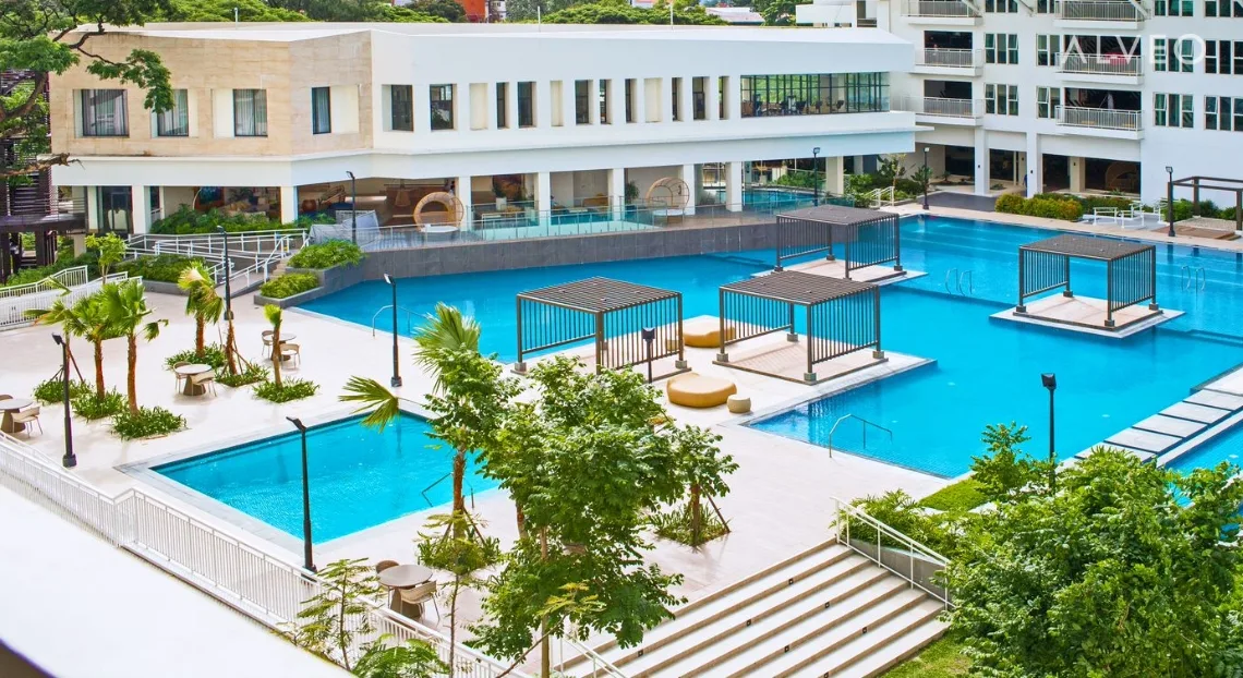 Solinea Ultramarine pool